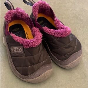 Keen Cozy Gray and Pink Slippers with Quilted Design